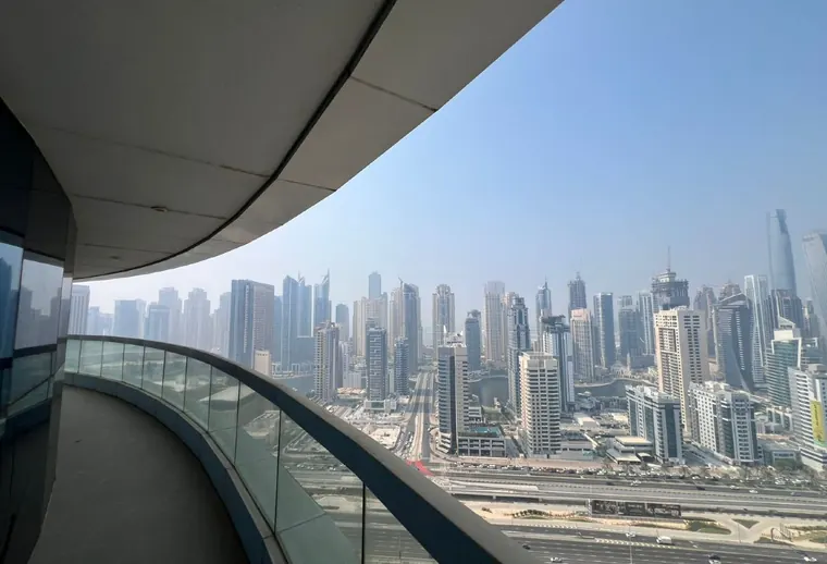 Spacious | Conclave living | high floor | move in